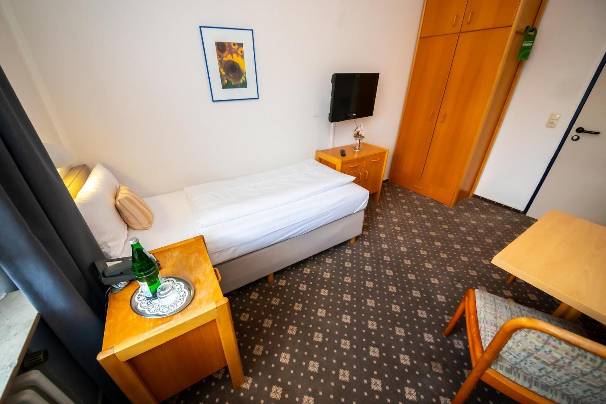 b-vier Hotel Bad Driburg Zimmer foto